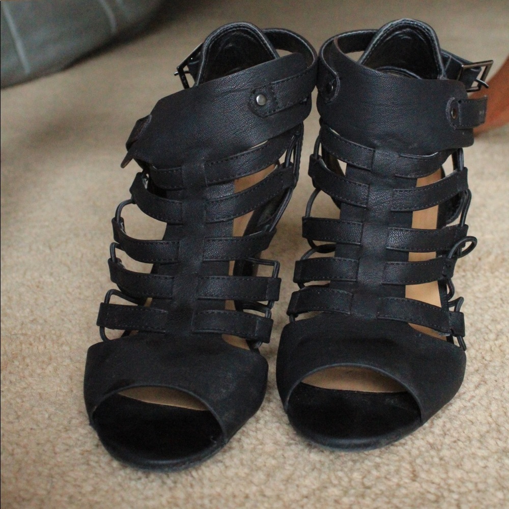 SALE 🏷Strappy low sandals! EUC